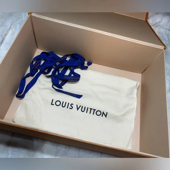 LOUIS VUITTON
Black Monogram Canvas Saintonge - Picture 15 of 16